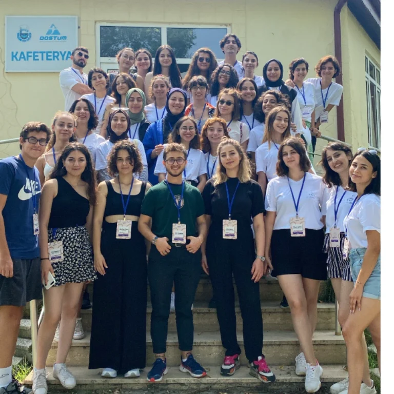 Bir eğitim programının katılımcılarıyla grup fotoğrafı.
